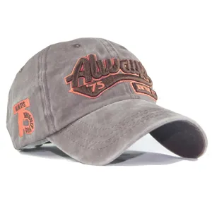 Nahaufnahme einer Baseballkappe aus Baumwolle mit Stickerei im modischen Vintage-Stil.