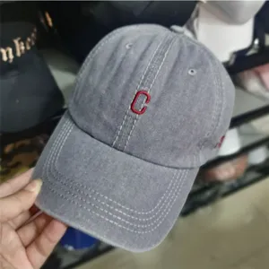 Detailaufnahme einer grauen Baseballkappe im Vintage-Stil mit rotem Stickbuchstaben C