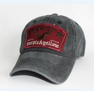 Nahaufnahme einer grauen Vintage-Baumwoll-Baseballkappe mit rotem Adler-Stickerei-Aufnäher