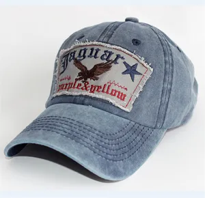 Detailansicht einer blauen Vintage-Baumwoll-Baseballkappe mit Jaguar-Adler-Stickerei.