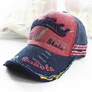 Nahaufnahme der verwaschenen Baumwoll-Baseballkappe mit Black Rebel Stickereien.