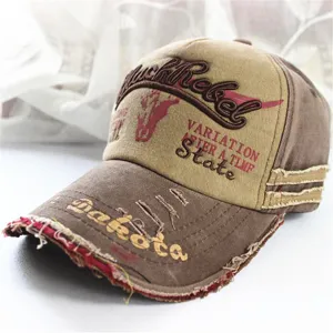 Detailansicht der abgenutzten Baumwoll-Baseballkappe mit Vintage-Stierkopf-Stickerei.