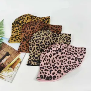 Detailansicht faltbarer Anglerhüte mit Leopardenmuster in verschiedenen Farben zum Sonnenschutz