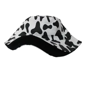 Vue détaillée du chapeau bob réversible à motif vache avec bord surpiqué