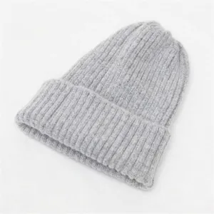 Detalle de la textura acanalada gruesa de un gorro de punto gris para el invierno