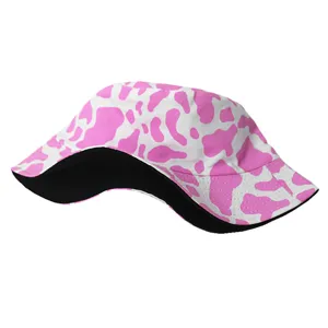 Vue détaillée du motif vache rose et blanc sur un chapeau bob décontracté pour femme