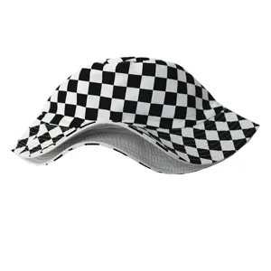 Vue détaillée d'un chapeau bob réversible avec un motif de damier noir et blanc classique