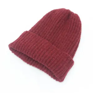 Vista detallada del gorro de punto burdeos que muestra la textura de lana suave