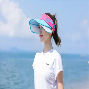 Detailansicht eines modischen blau-pinken Sonnenvisiers für den Schutz am Strand