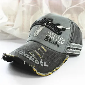 Detail einer verwaschenen Baumwoll-Baseballkappe mit Stierkopf-Stickerei und RockRebel-Schrift.