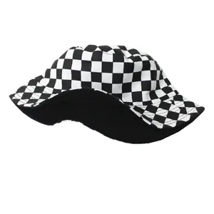 Vue détaillée du motif en damier noir et blanc sur un chapeau bob réversible pour femme