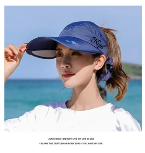 Asiatisches Model mit einem schicken blauen Sonnenhut mit breiter Krempe für den Sommer