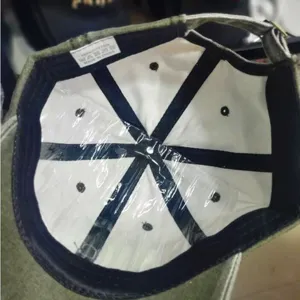 Innendetail einer Distressed-Cotton-Baseballcap mit weißem Futter und schwarzen Streifen