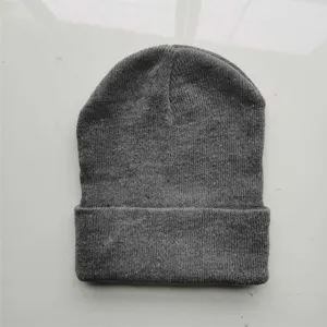 Vue détaillée d'un bonnet en tricot gris en polyester doux pour la chaleur de l'hiver