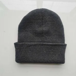 Détail d'un bonnet d'hiver en maille gris anthracite chaud avec un revers replié