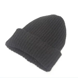 Primer plano de un gorro de punto acanalado negro que muestra su textura suave y cálida