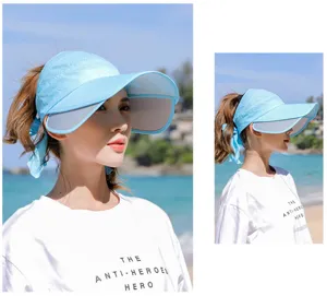 Detailansicht des hellblauen Sonnenvisierhuts mit breiter Krempe für Damen am Strand
