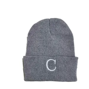 Bonnet d'hiver en maille grise chaude avec lettre C blanche brodée sur le bord replié