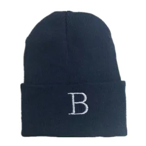 Bonnet d'hiver en tricot bleu marine avec une lettre B blanche brodée sur le revers