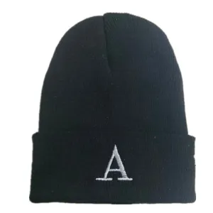 Bonnet d'hiver classique en tricot noir avec lettre A brodée en blanc élégant