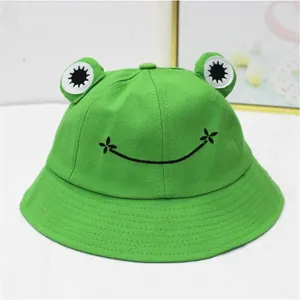 Detailansicht des süßen grünen Frosch-Anglerhutes mit großen Augen und Stickerei-Lächeln Design