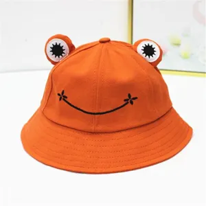 Nahaufnahme eines orangefarbenen Frosch-Fischerhuts mit großen Augen und Stickerei