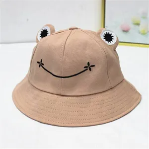Süßer khakifarbener Frosch-Anglerhut mit gestickten großen Augen und Lächeln-Detail