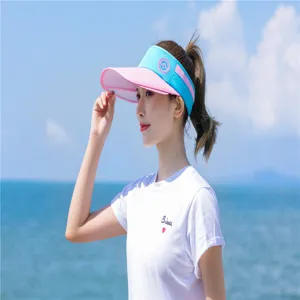 Eine detailreiche Nahaufnahme eines schicken blau-rosa Sonnenvisiers für Damen am Strand