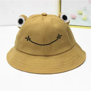 Detailansicht des khakifarbenen Frosch-Anglerhuts mit süßen Augen und Stickerei.
