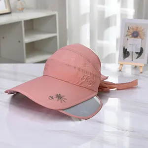 Detailaufnahme eines rosa Damen-Sonnenvisierhutes mit UV-Schutz und Schleifendekor