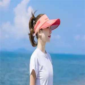 Stylischer rosa Damen Sonnenschutz Visier Hut für Strandaktivitäten am Meer getragen