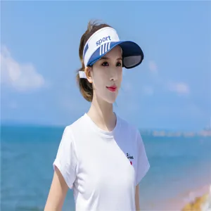 Seitenansicht eines blau-weißen Sport-Sonnenvisiers, getragen von einem Model am Strand