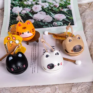 Set di quattro simpatici strumenti a percussione a forma di gatto in vinile colorato.