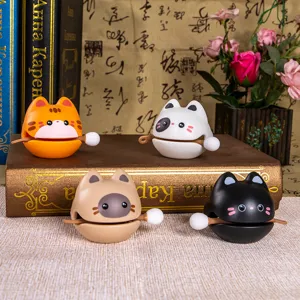 Set di quattro graziosi ornamenti a percussione in vinile a forma di gatto su libri vintage.