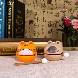 Dettaglio di due pesci in legno Zen in vinile a forma di gatto con mazzuoli marroni