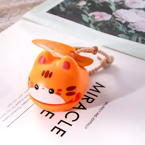 Primo piano dettagliato di un simpatico ciondolo a forma di gatto arancione in vinile
