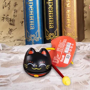 Vista dettagliata del gatto nero in vinile a forma di pesce di legno con martelletto.
