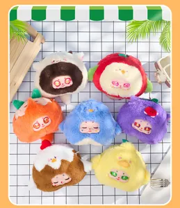 Collectie van zeven cartoon monster en fruit pluche tassen met creatieve gezichten