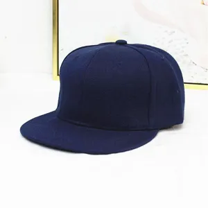 Nahaufnahme einer einfarbigen marineblauen Baseballkappe mit flachem Schirm