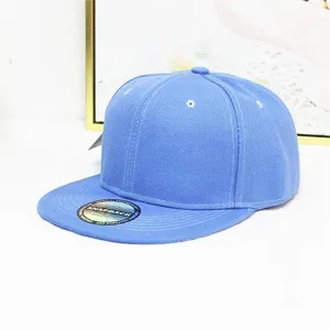 Klassische hellblaue schlichte Snapback-Kappe mit flachem Schirm für Hip-Hop-Style.
