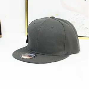 Minimalistisches dunkelgraues Snapback-Cap mit flachem Schirm für Unisex-Streetwear
