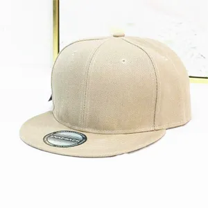 Detailaufnahme einer beigen flachen Snapback-Kappe für modischen Outdoor-Streetstyle.