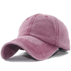 Detail einer gewaschenen lila verblichenen Baumwoll-Baseballkappe mit Schirm