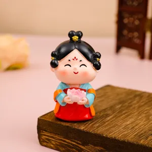Vue détaillée d'une figurine en résine de style dynastie Tang tenant un lotus rose