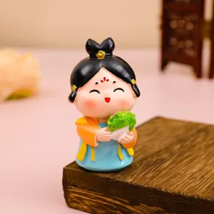Gros plan détaillé d'une mignonne figurine de dame de la dynastie Tang avec chou.