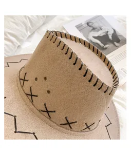 Dettaglio di un cappello da cowboy in finta pelle scamosciata con cuciture nere