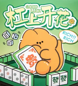 Detalle de una figura creativa de caja ciega Mahjong con un oso y fichas de la buena suerte