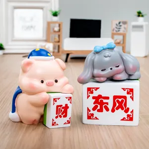 Primer plano de lindas figuritas de cerdo y conejo con fichas de Mahjong de la suerte