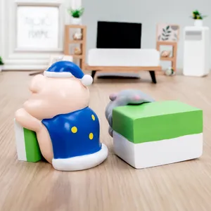 Primer plano de una figura de cerdo durmiendo sobre un adorno de bloque de mahjong verde