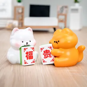 Primer plano de lindas figuritas de gatos con fichas de Mahjong para decoración de mesa